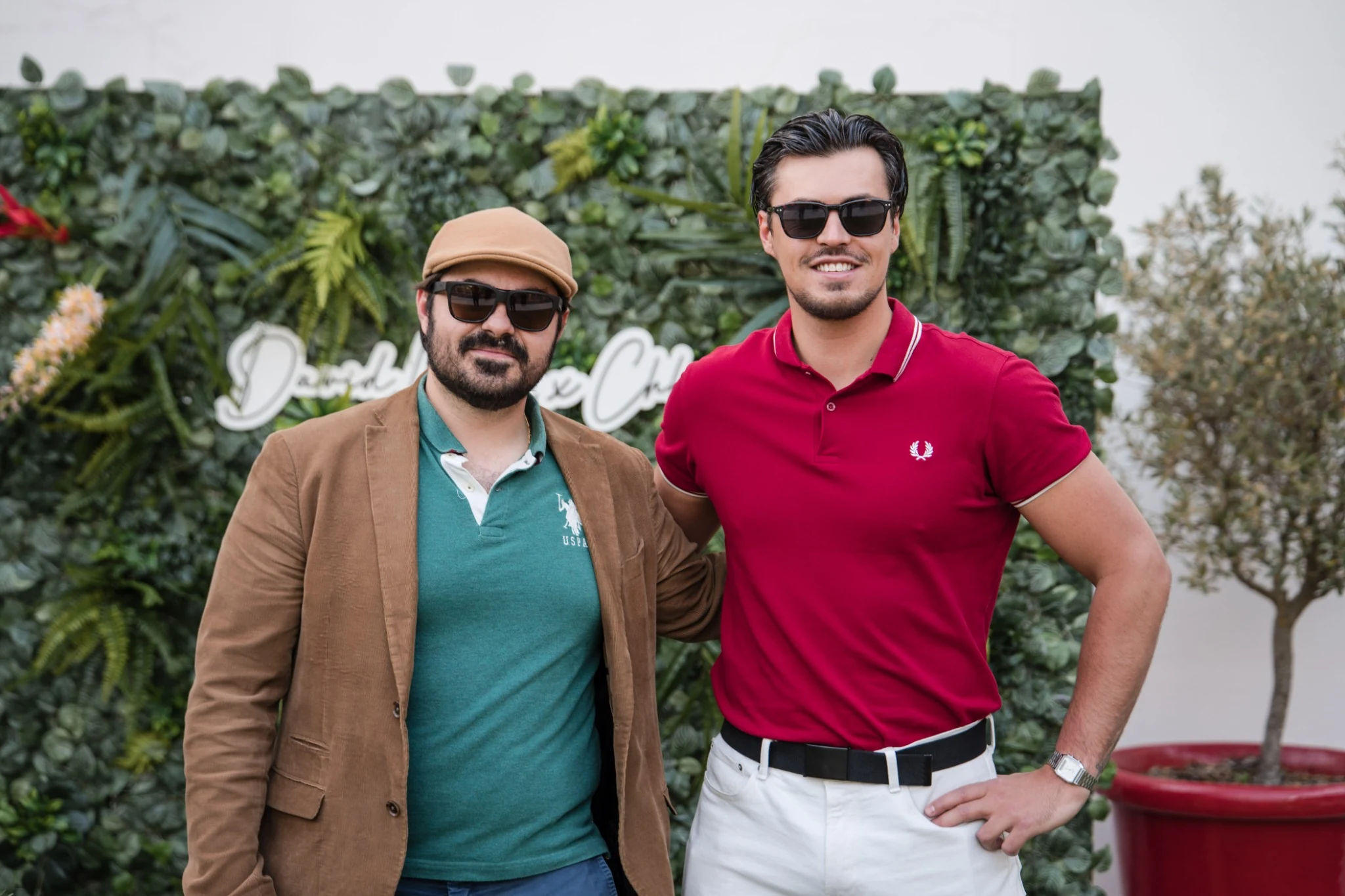 Michael, en polo rouge, aux côtés d’un interlocuteur lors d’une rencontre.