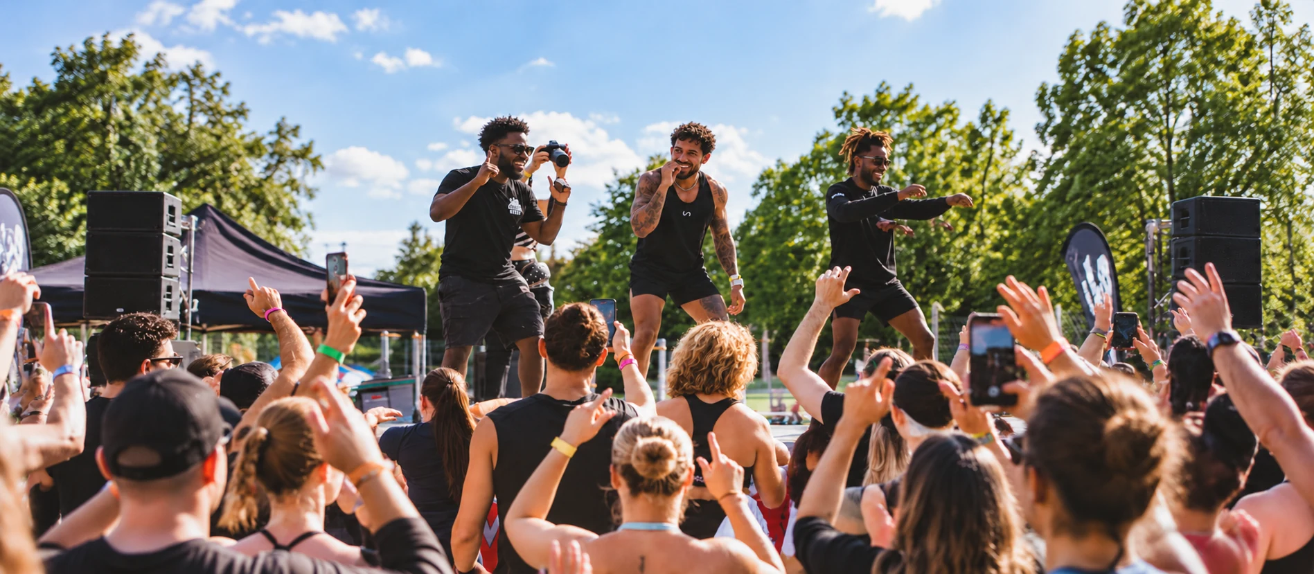 Animateurs sur scène et public au festival Run & Dance.